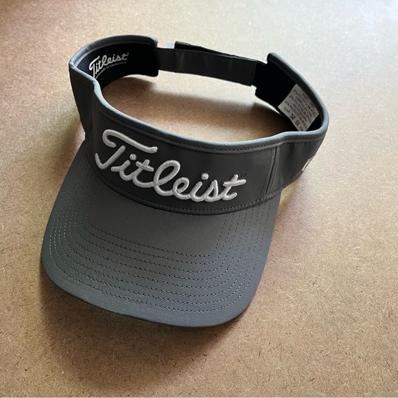 Titleist Other - Titleist Pro v1 men’s visor